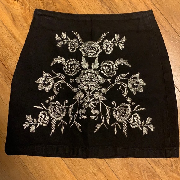 3/$25 ‼️ Topshop Moto Black Denim Mini Skirt with Floral Embroidery - Picture 1 of 5
